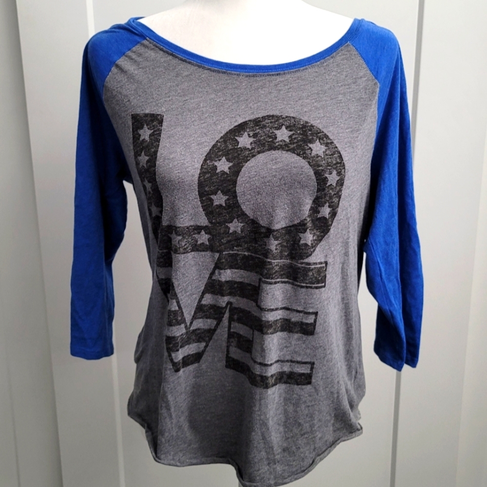 AEO Lafies 3/4 Sleeve Top "LOVE" Size Large